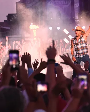 Jason Aldean, Chase Matthew & Mackenzie Carpenter